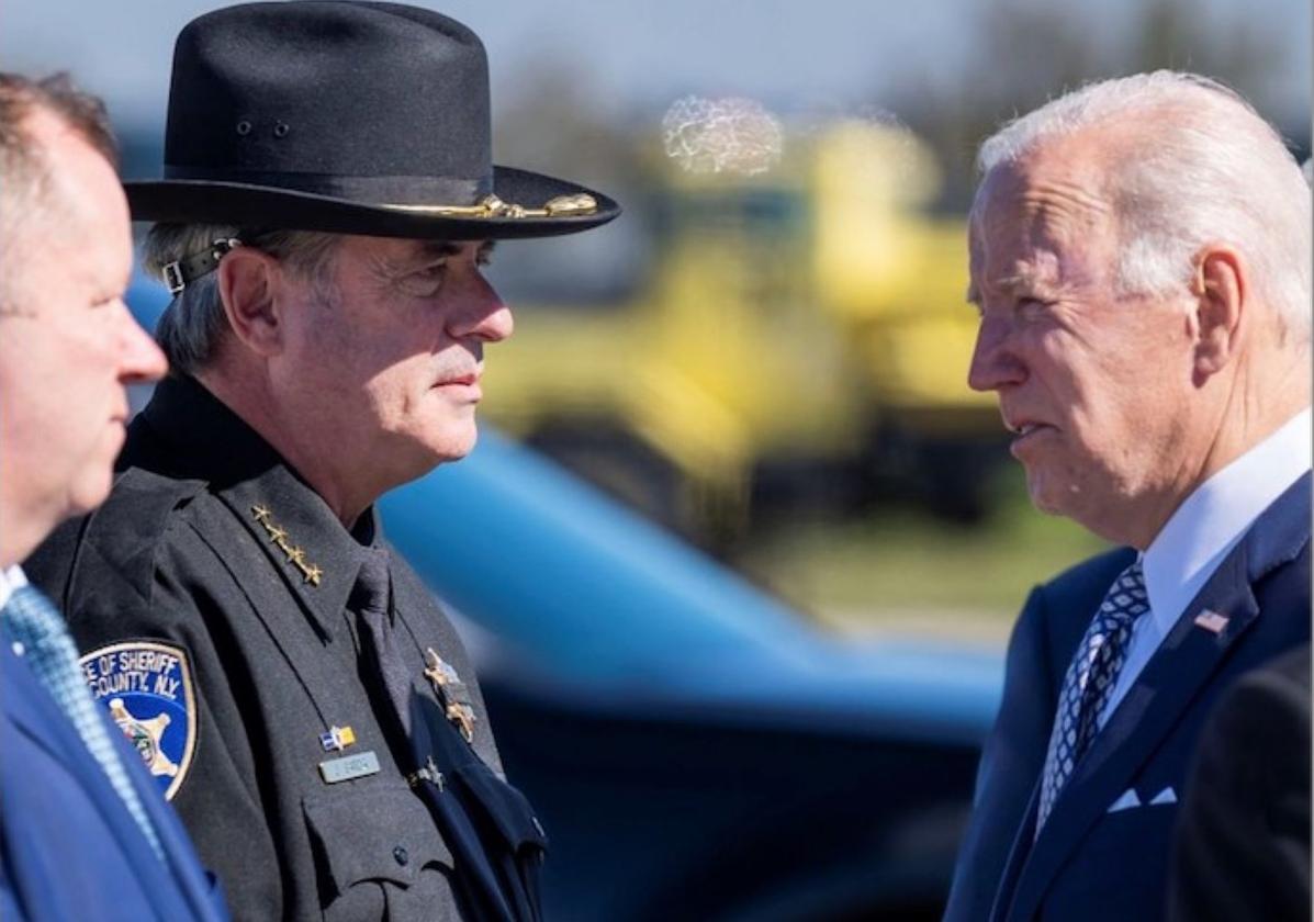Juan Carlos García estrecha la mano a Joe Biden, en un acto de bienvenida al presidente.