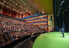 Miguel Ángel Revilla se dirige a sus seguidores durante el mitin electoral que el PRC celebró en el Palacio de Festivales de Santander el 21 de mayo.