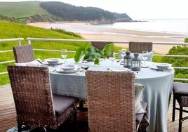 Mesa puesta en una de las terrazas de 'Rumoroso', con vistas a la playa de Oyambre