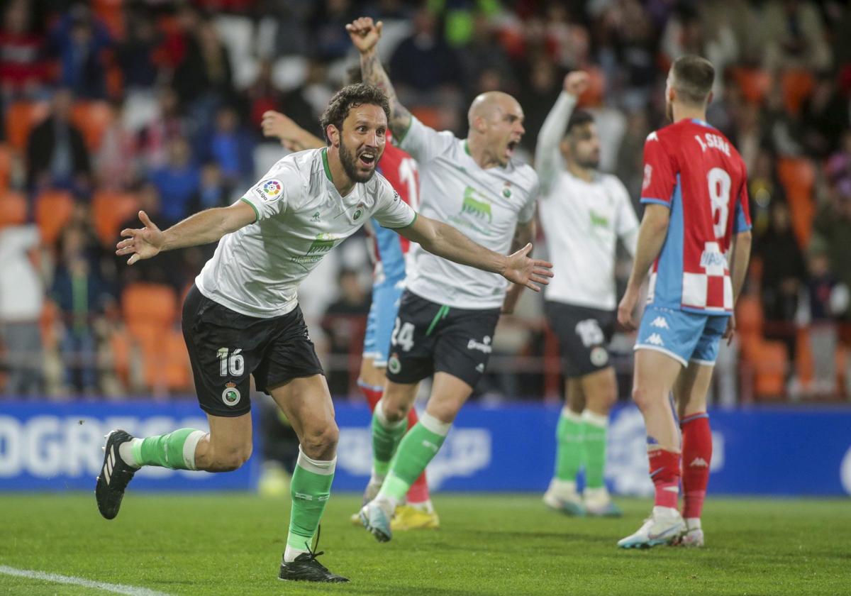 Germán Sánchez celebra un gol del Racing, que se ha quedado en la Segunda División.