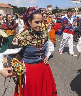 Imagen secundaria 2 - Durante todo el día, agrupaciones venidas desde distintos puntos de España, actuaron y desfilaron en Unquera. 