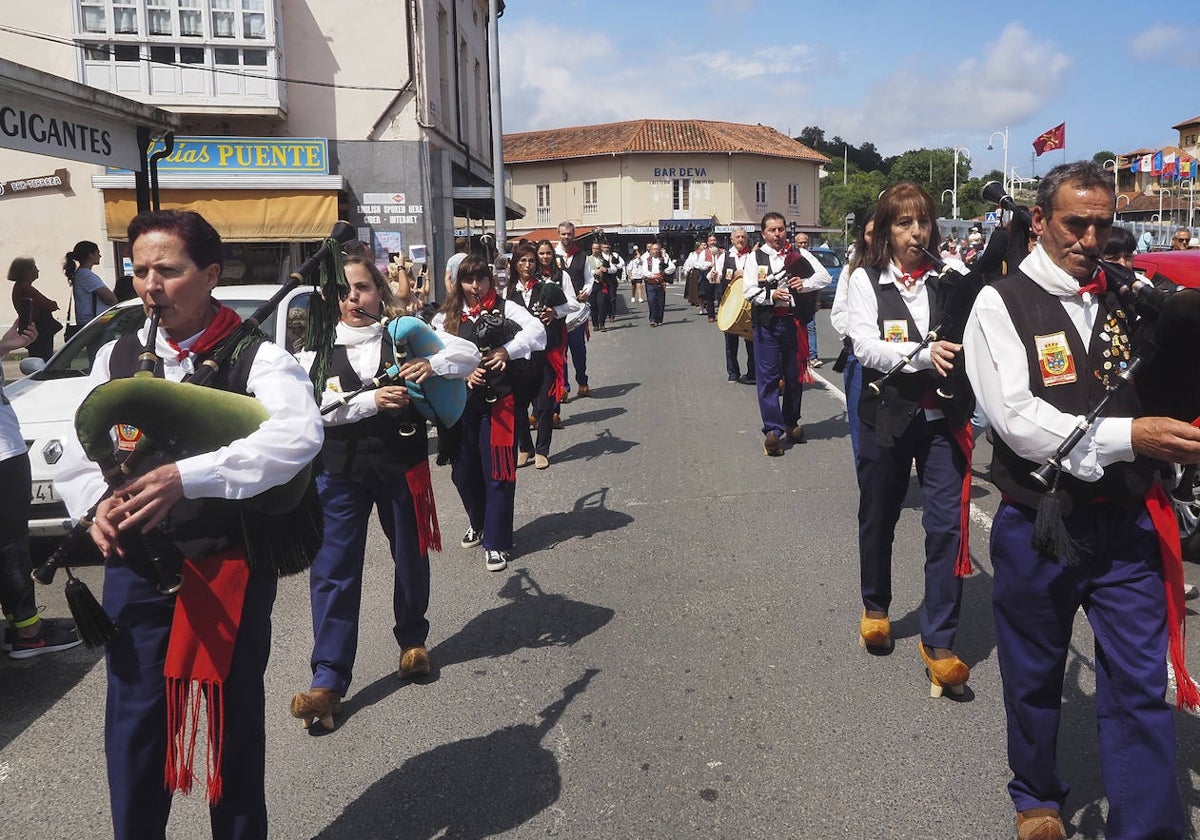 Los grupos de folclore llenaron de color y ambiente las calles de la localidad.