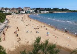 La segunda playa de El Sardinero, esta mañana de domingo a las 12.00 horas.