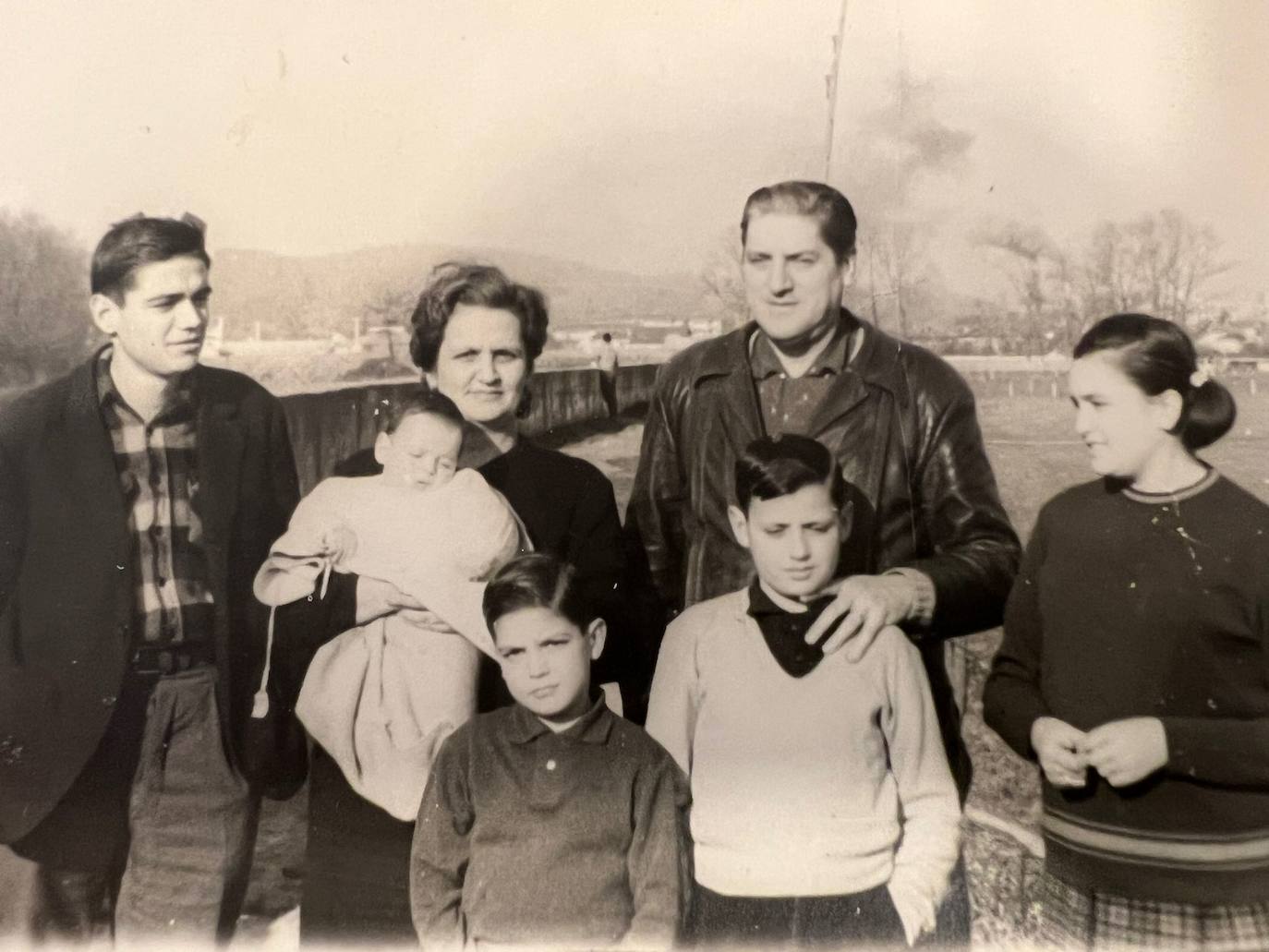 Juan Carlos, siendo todavía un bebé en brazos de su madre, Antonia, en una foto de familia tomada en la calle Amancio Ruiz Capillas (Torrelavega), donde pasó los primeros años de su vida a principios de la década de los sesenta.