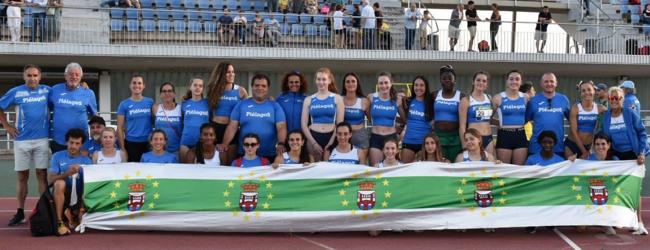 Atletas y entrenadores posan en el estadio Corona de Aragón.