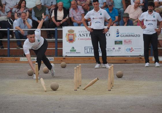 José Manuel González, al birle para Peñacastillo mientras su hermano Víctor y Mario Pinta esperan su turno al fondo en el partido ante Los Remedios.