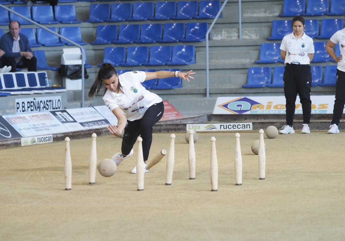 Andrea Gómez birla para Peñacastillo, el gran beneficiado de la última jornada liguera.