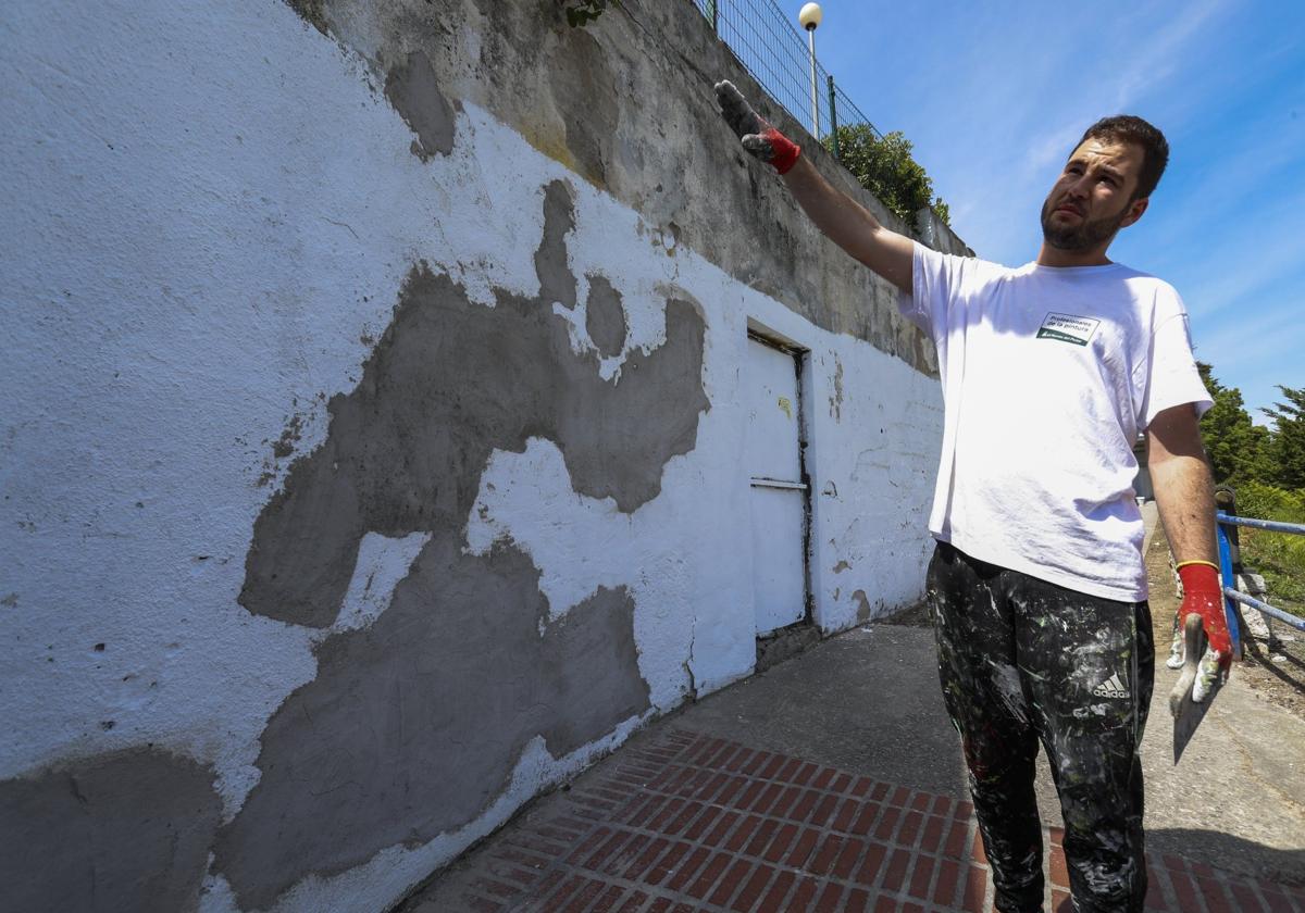 Néstor del Barrio, autor del mural de la senda de Mataleñas, durante los trabajos de acondicionamiento antes de empezar a pintar.