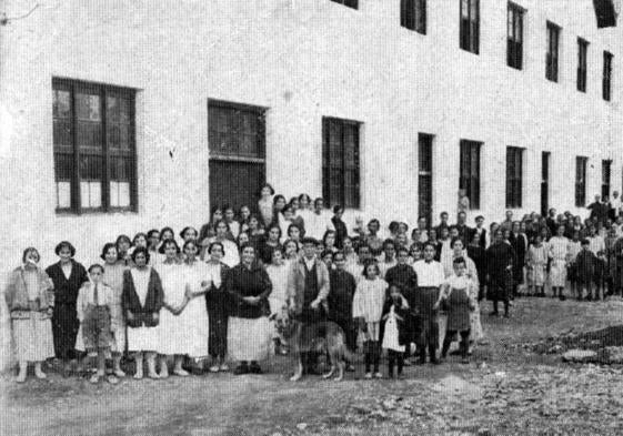 Maquinando. Trabajadoras de la fábrica de zapatillas y alpargatas de Moreno Luque, Díaz y Álvarez en Torrelavega. El proyecto visibiliza a las mujeres en las fábricas, fuera de los relatos oficiales.