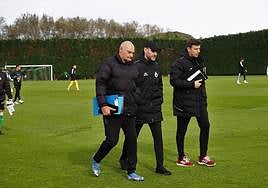 Ezequiel Loza, en el centro, escoltado por Laureano Etxeberria. izquierda, y Oriol Lozano.