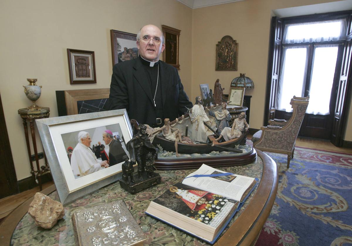 Carlos Osoro en el palacio arzobispal de Oviedo