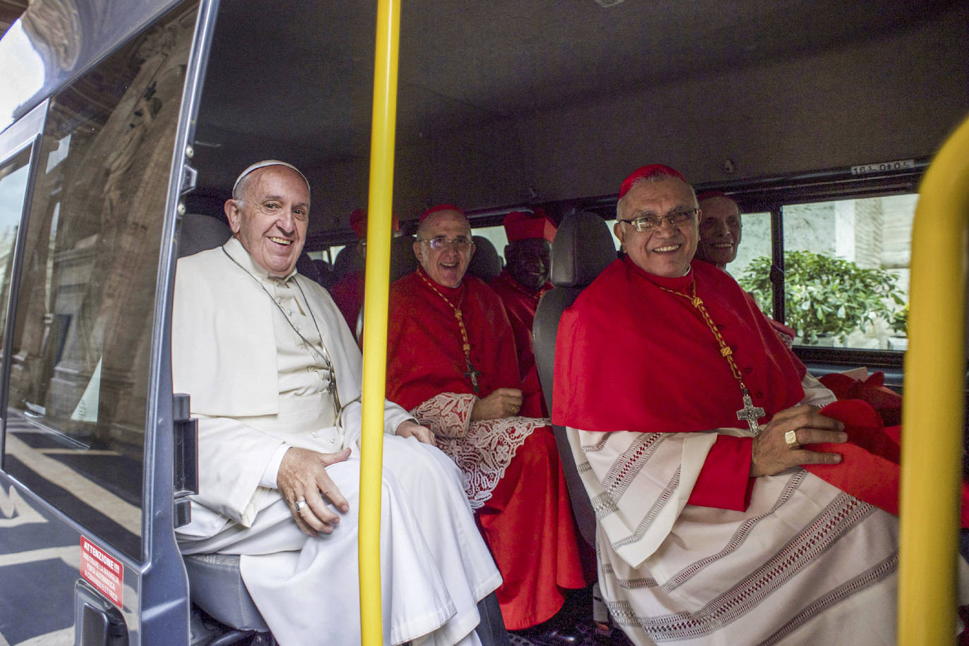 Carlos Osoro fue entronizado cardenal por el Papa Francisco, en el Vaticano en 2016. En la imagen, junto al Papa Francisco y a otros cardenales, en un autobús dirigiéndose a ver al entonces Papa Emérito Benedicto XVI. 