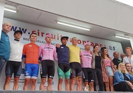 Podio final del Circuito Montañés de 2022, en el que el triunfo final fue para el ruso Gleb Syritsa (CC Catalunya-Barcelona), de amarillo en el centro.