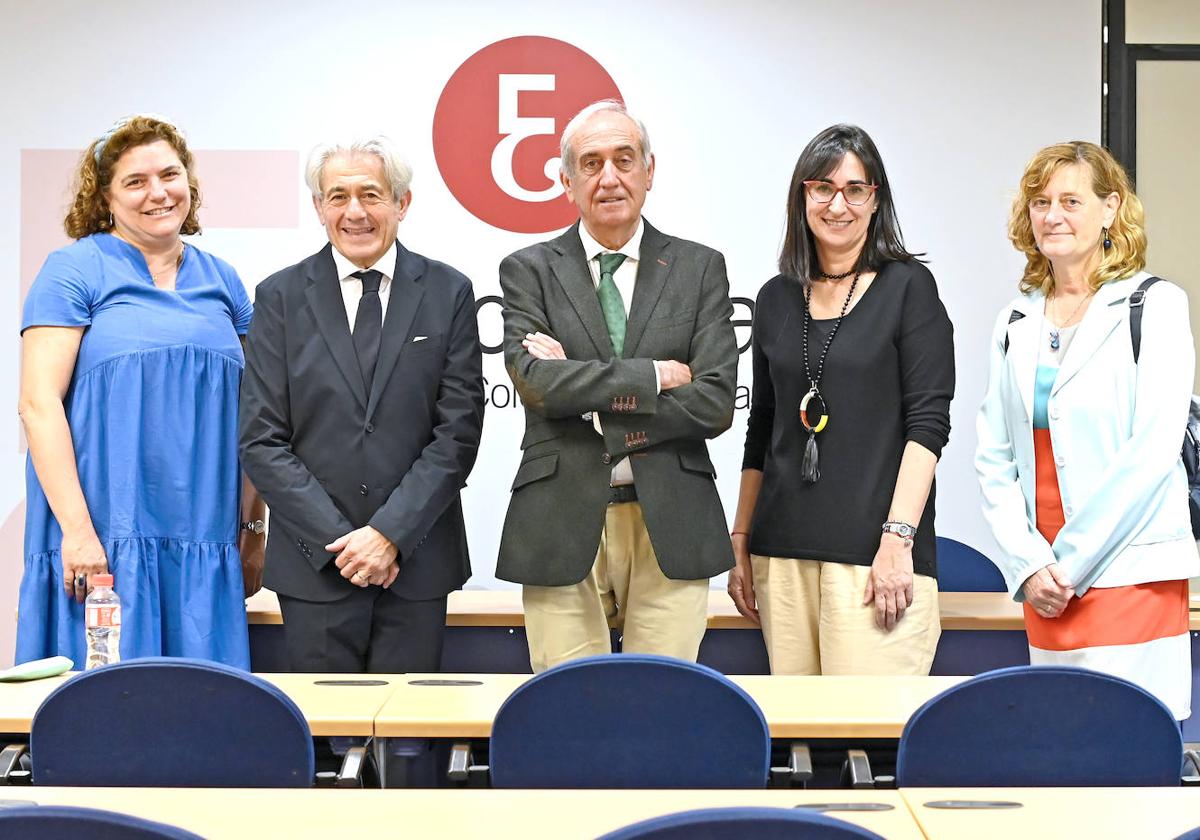 Rosa Esguevillas, gerente del Colegio; Valentí Pich; Fernando García Andrés; Adela Sánchez, vocal de la Junta; y Natividad Fernández.