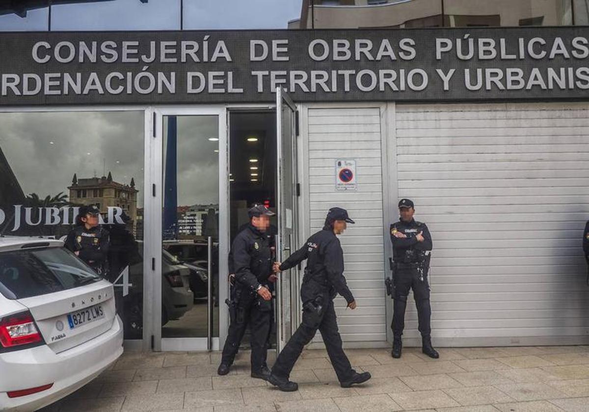 Agentes de la Policía Nacional durante el registro a la sede de la Consejería de Obras Públicas.