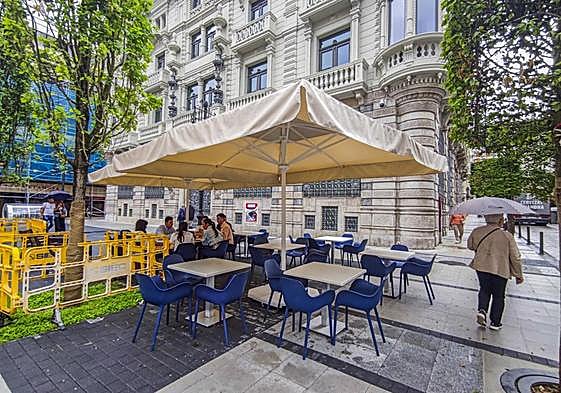 La terraza del bar Luzmela, ayer, con las mesas colocadas de nuevo delante del rehabilitado edificio de Banco Santander (antiguo Banesto).