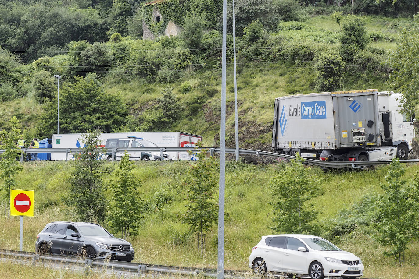 El accidente provocó importantes retenciones hasta que comenzó a desviarse el tráfico por la carretera nacional