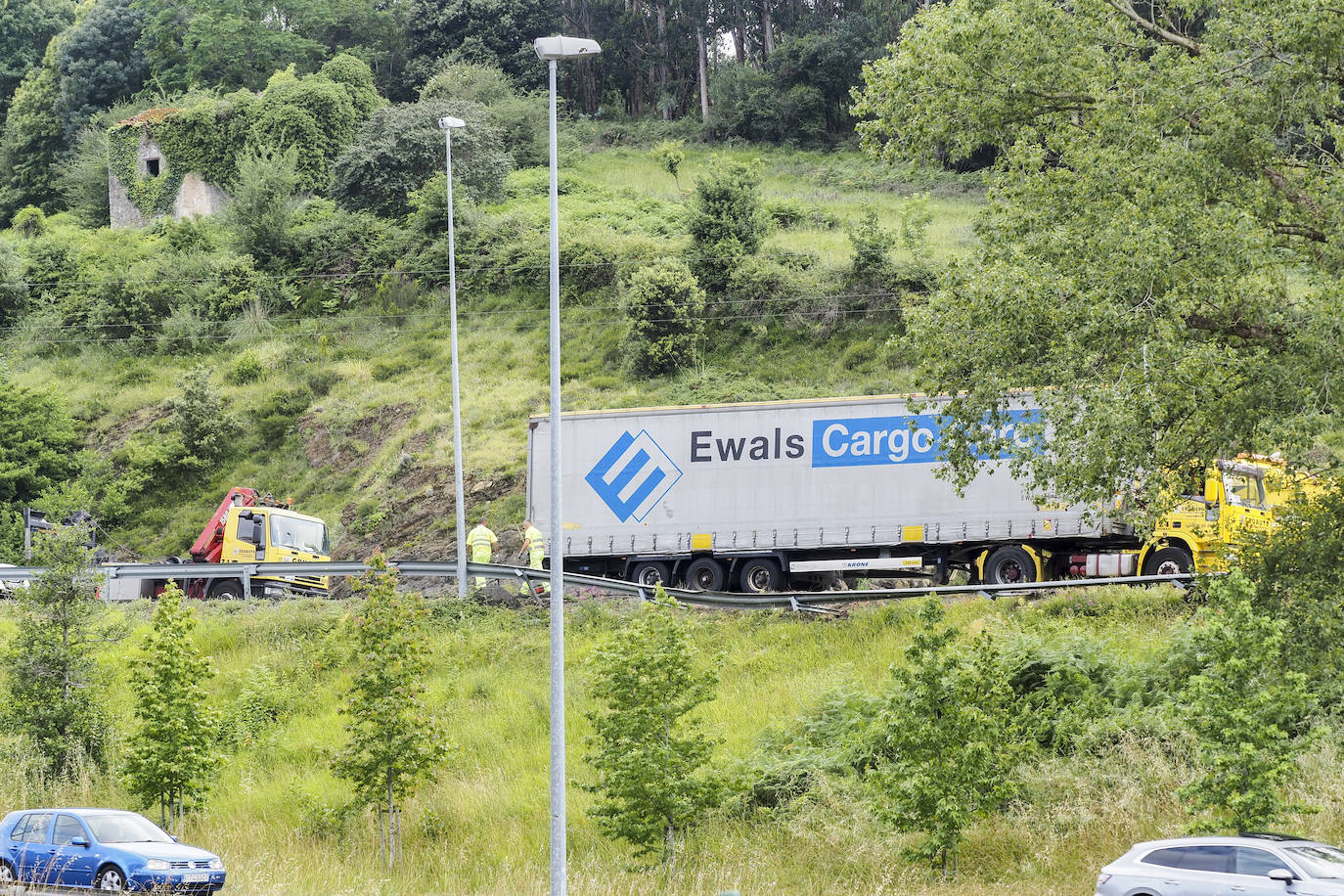 Una grúa llegó en torno a las 17.30 horas para iniciar las maniobras para mover el camión