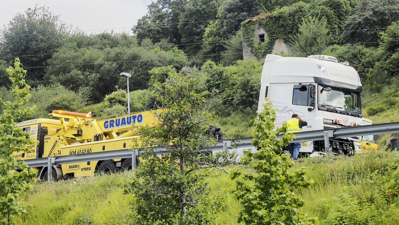 Una grúa tira de la cabina del camión accidentado