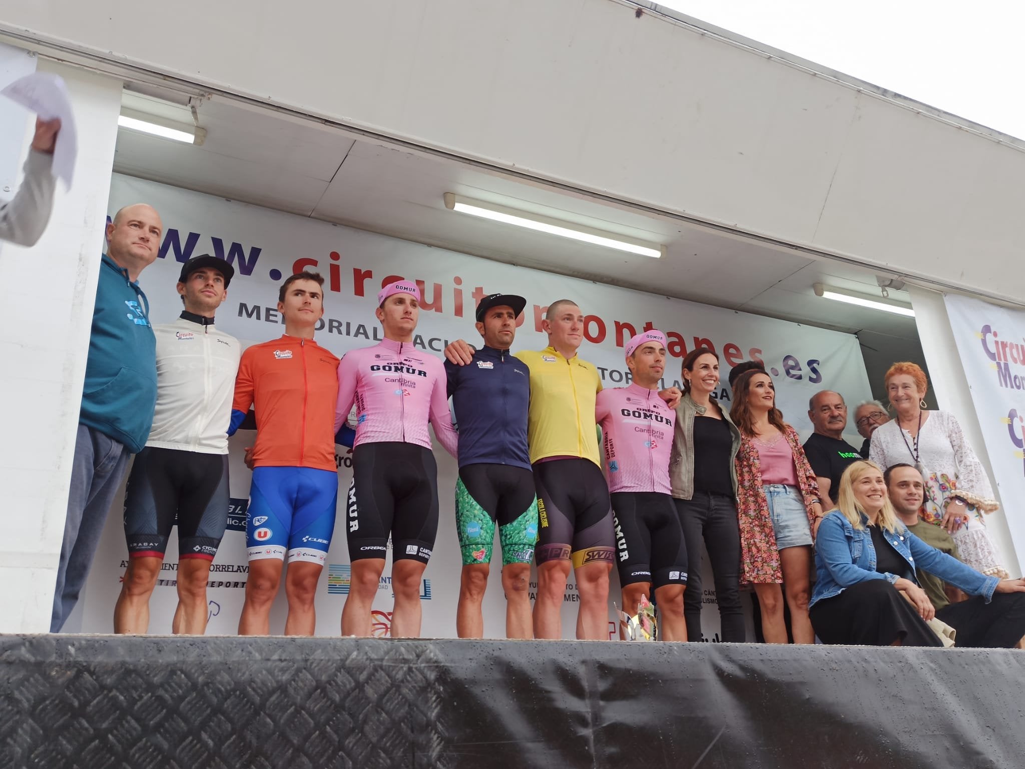 Podio final del Circuito Montañés de 2022, en el que el triunfo final fue para el ruso Gleb Syritsa (CC Catalunya-Barcelona), de amarillo en el centro.