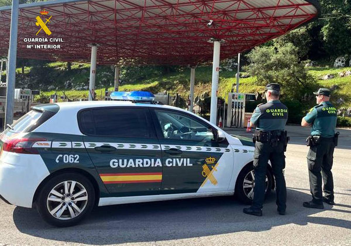 Agentes de la Guardia Civil en labores de vigilancia.