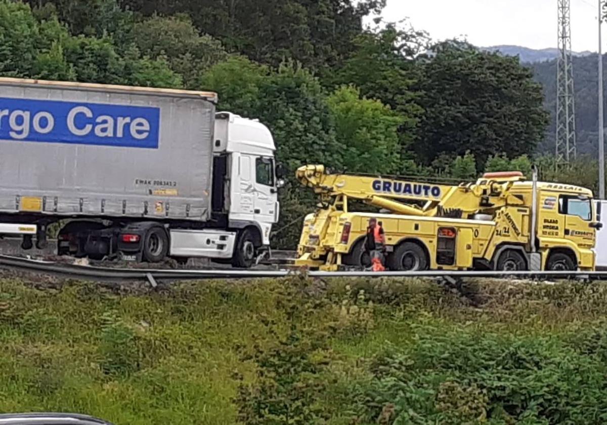 La grúa junto al camión accidentado esta tarde en la A-8, a la altura de Castro Urdiales