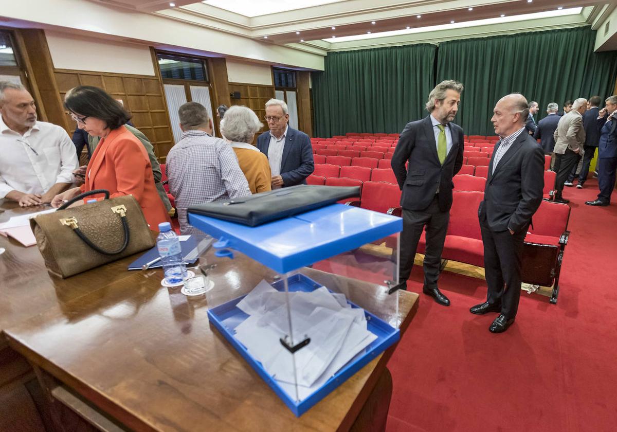 Antonio Cornadó y Manuel Huerta en la Cámara y a la izquierda de la imagen los responsables del Gobierno debatiendo sobre la situación