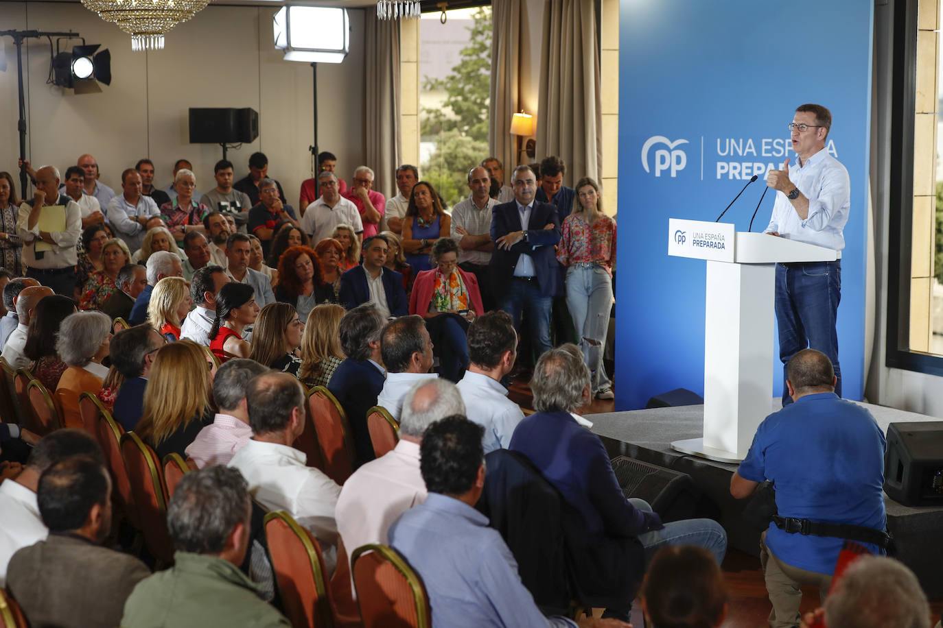 Feijóo, especialmente preocupado por la fecha electoral pidió a los cargos, dirigentes y militantes del PP cántabro que no se dejen «manipular», que voten ya por correo o que el 23 de julio vayan a las urnas a primera hora de la mañana antes de ir a la playa.