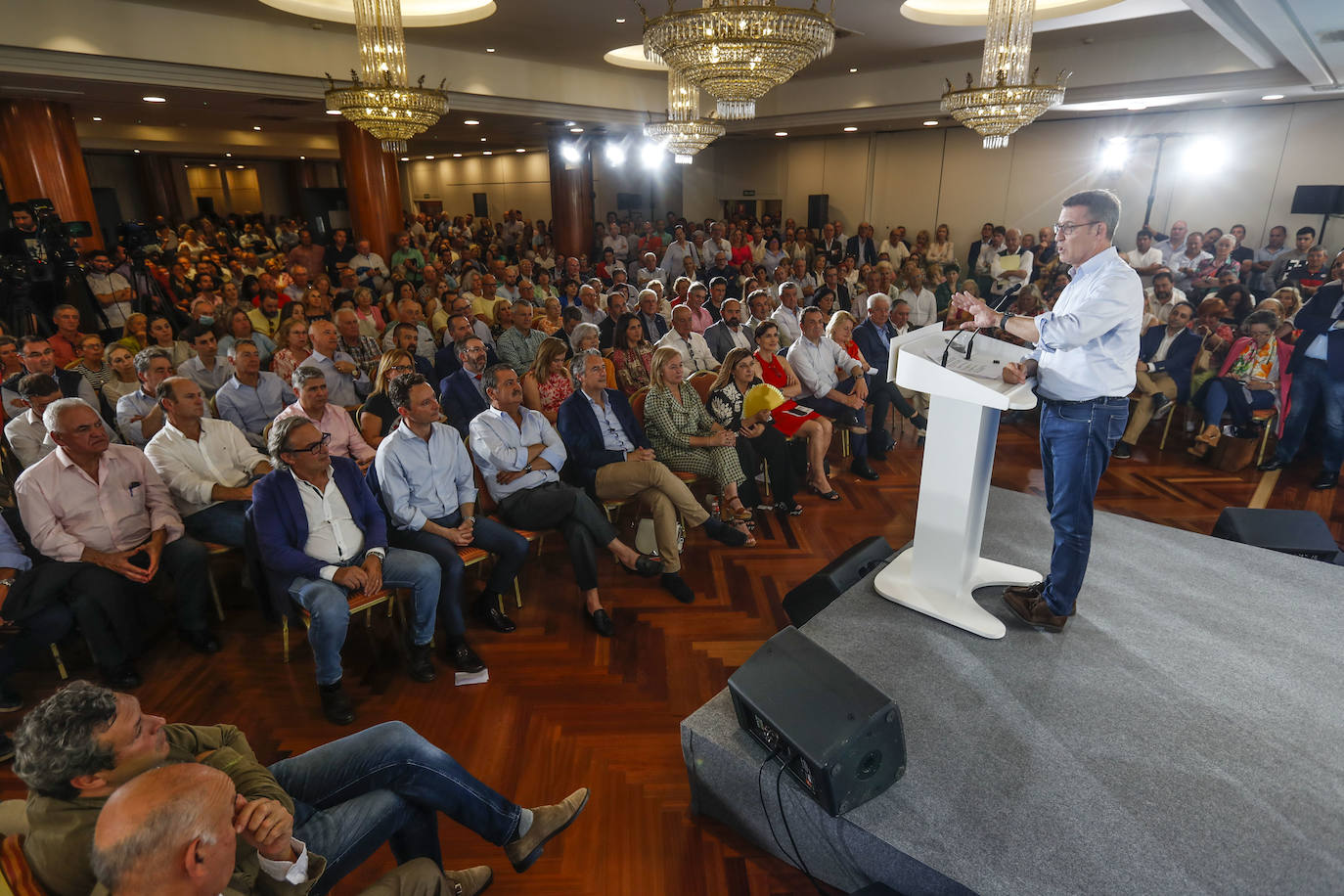 «No tenemos que pedir perdón ni arrepentirnos de nada. Estos señores (del PRC) dicen que se abstienen. Pues vale. Y los de Vox dicen que pactamos con la corrupción. No. Ellos se abstienen. ¿Tenemos que pedir perdón por eso? No entréis a ese juego», ha pedido el presidente popular a los asistentes.