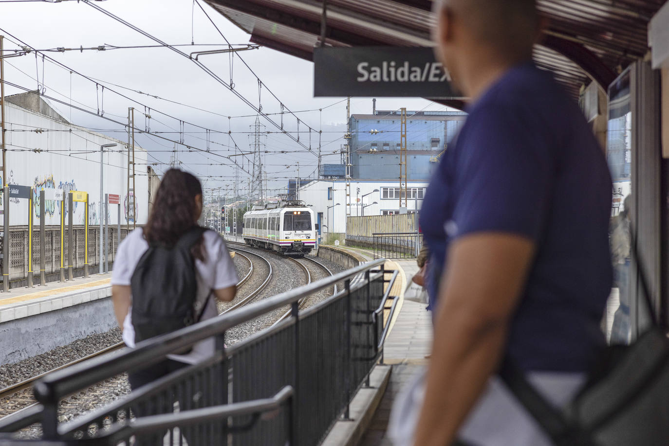 El tren con destino a Santander se acerca a la estación de Maliaño.