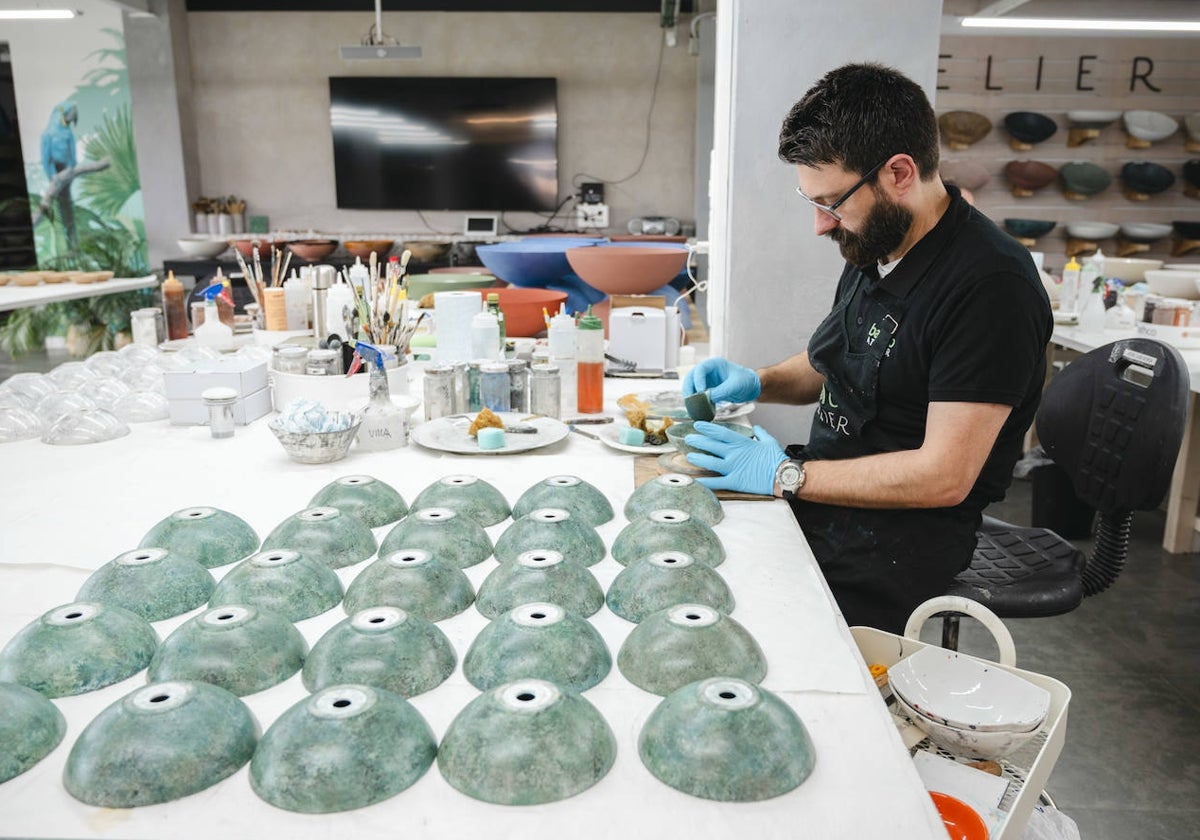 El artista José Luis Ochoa, pintando un lavabo siguiendo la técnica del esponjado.