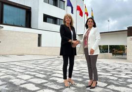 Manuela Bolado (Vox), a la izquierda, da la mano a Carmen Pérez (PP), futura alcaldesa de Bezana.