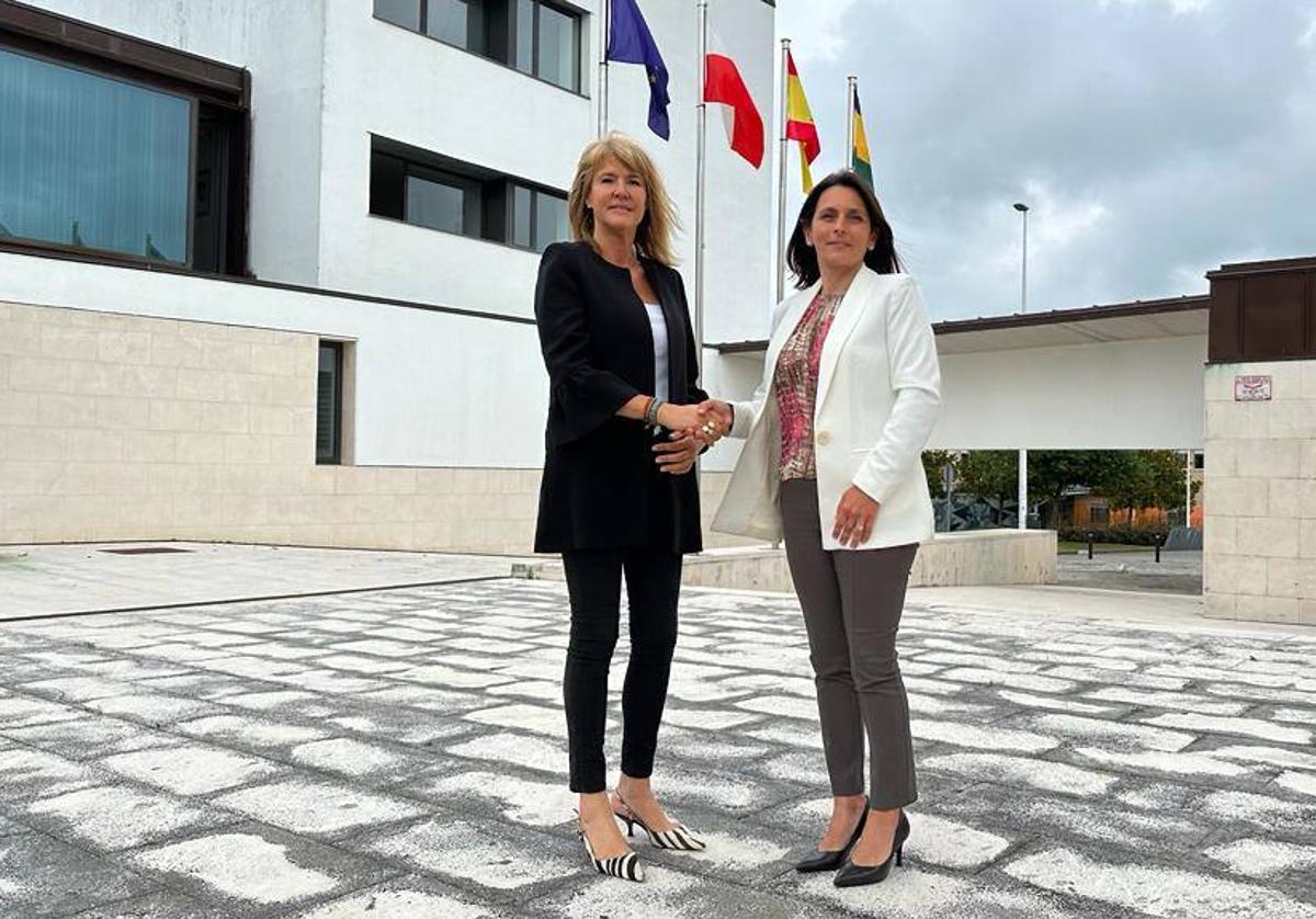 Manuela Bolado (Vox), a la izquierda, da la mano a Carmen Pérez (PP), futura alcaldesa de Bezana.