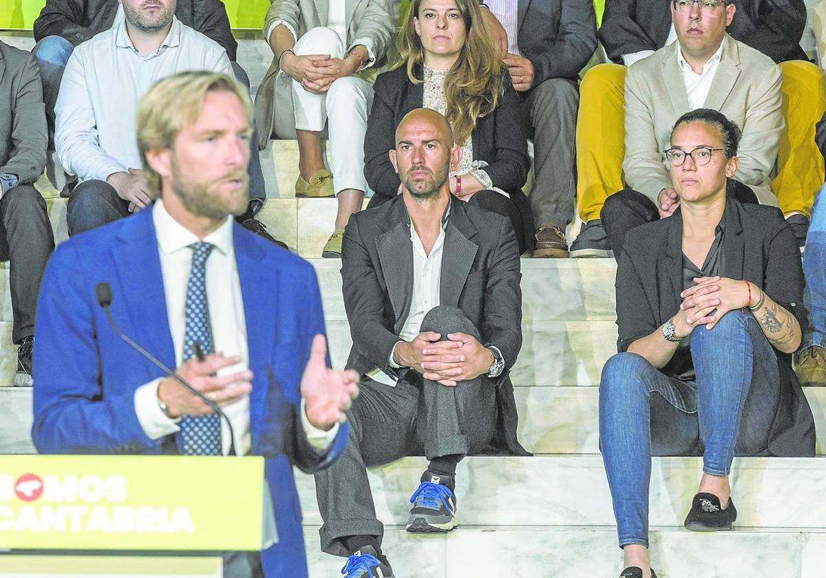 Felipe Piña, en primer término, con Gonzalo Colsa y Laura Nicholls detrás, durante la campaña electoral.