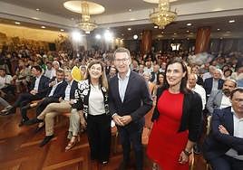Feijóo, flanqueado por Igual y Buruaga esta tarde en el Hotel Bahía. Detrás, sentados, Gonzalo Piñeiro e Íñigo de la Serna.