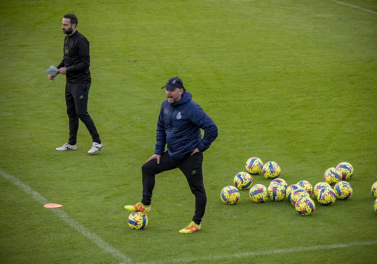 José Alberto imparte instrucciones esta temporada en un entrenamiento en La Albericia.