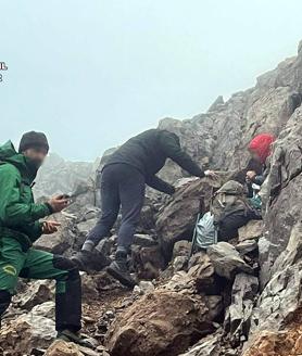 Imagen secundaria 2 - El Greim rescata en Picos de Europa a dos veinteañeros perdidos y con hipotermia