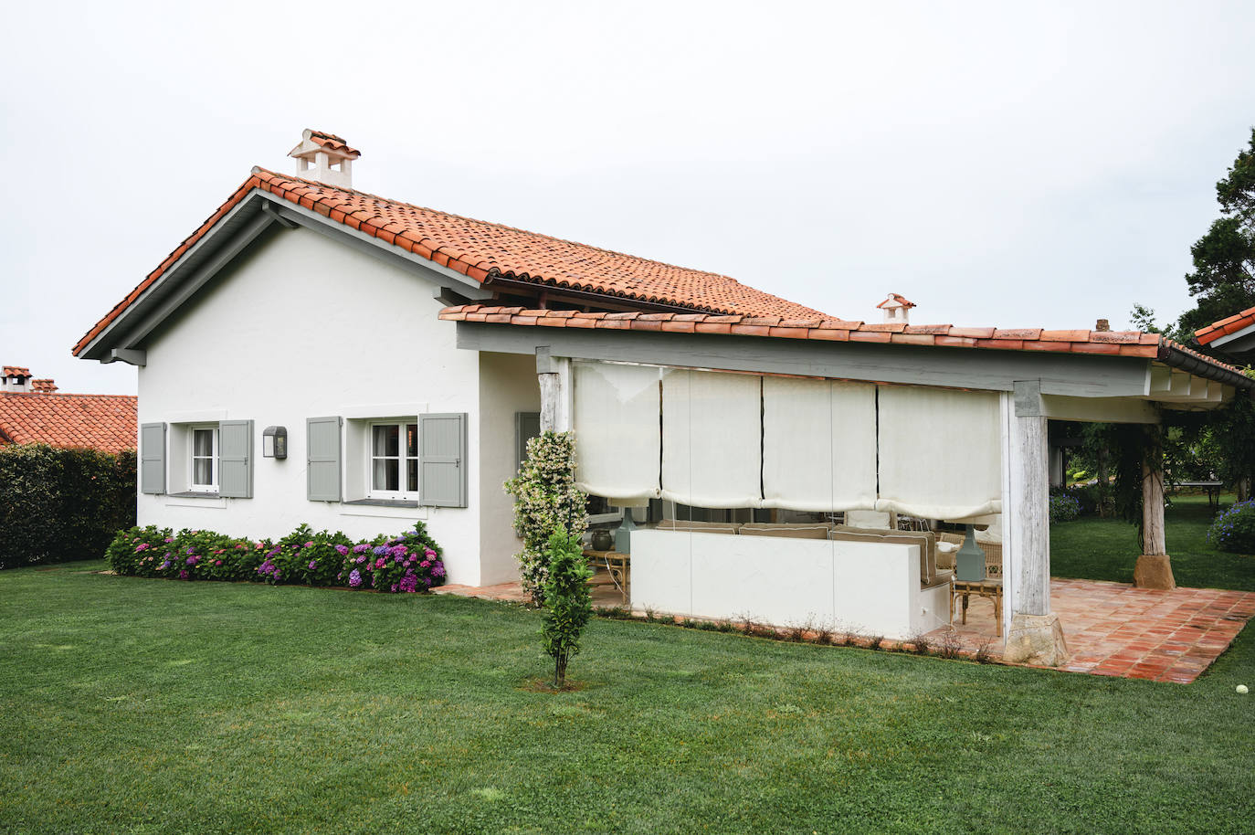 Lateral de la casa y del porche.