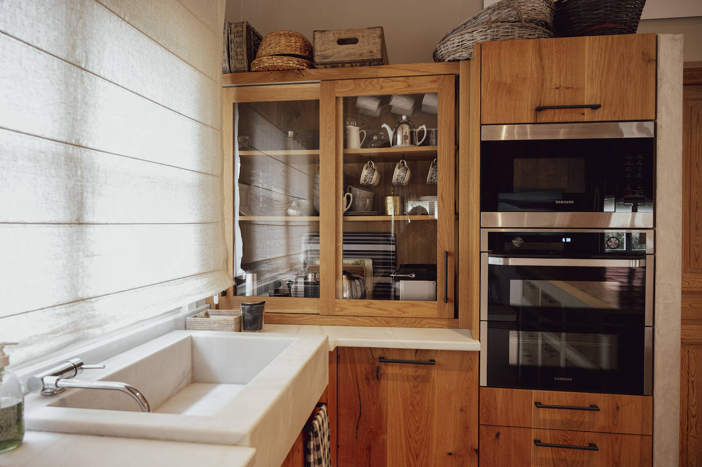 Cocina, hecha a medida, con muebles de madera.