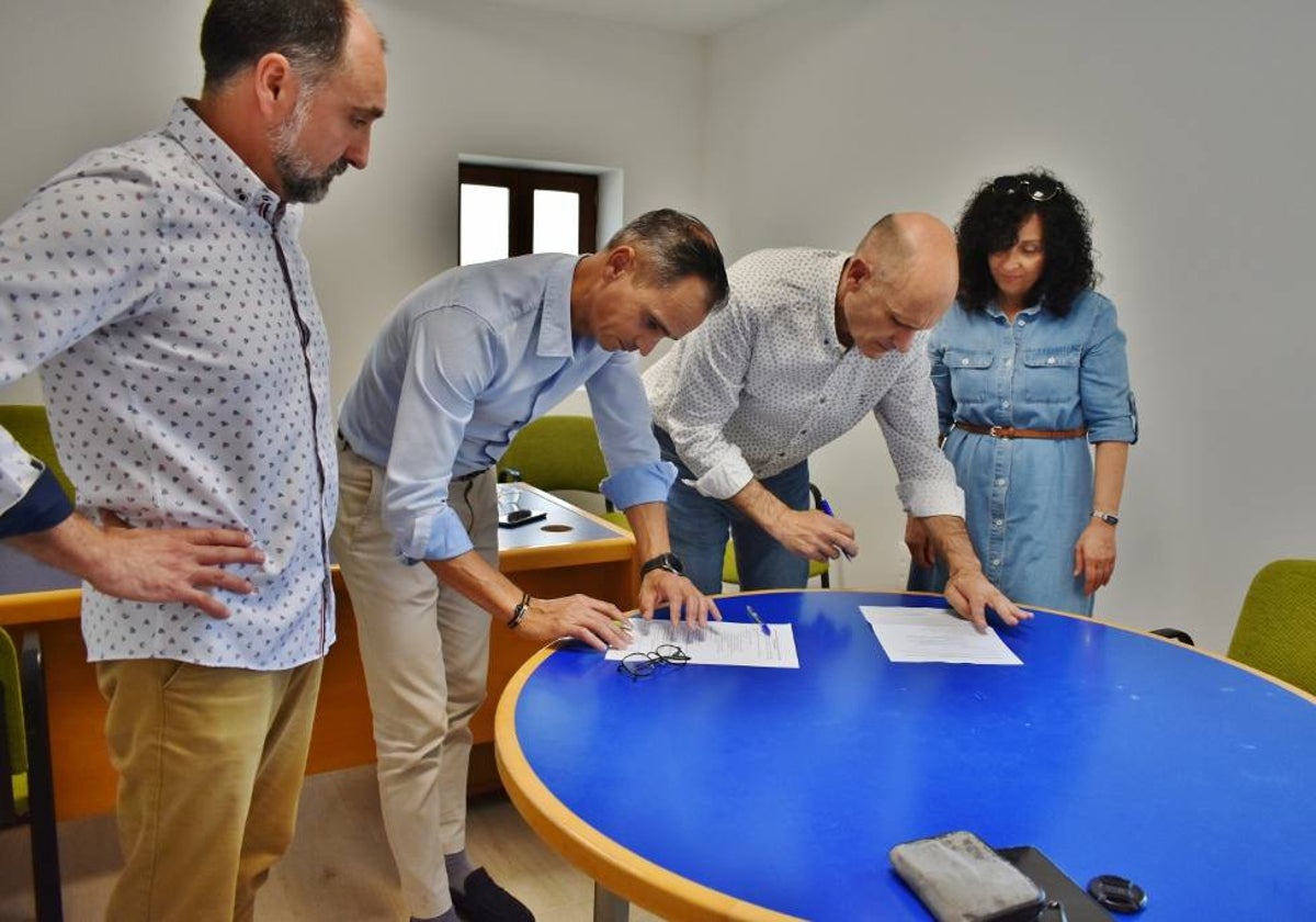 Firma del pacto con Germán Arce, Javier Conde, Julio Arranz y María Ángeles Lombilla.