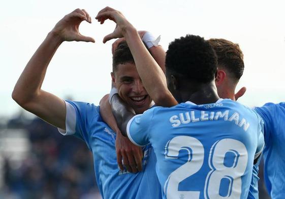 Iván Morante celebra junto a Suleiman y el exracinguista Javi Vázquez su gol ante el Burgos.