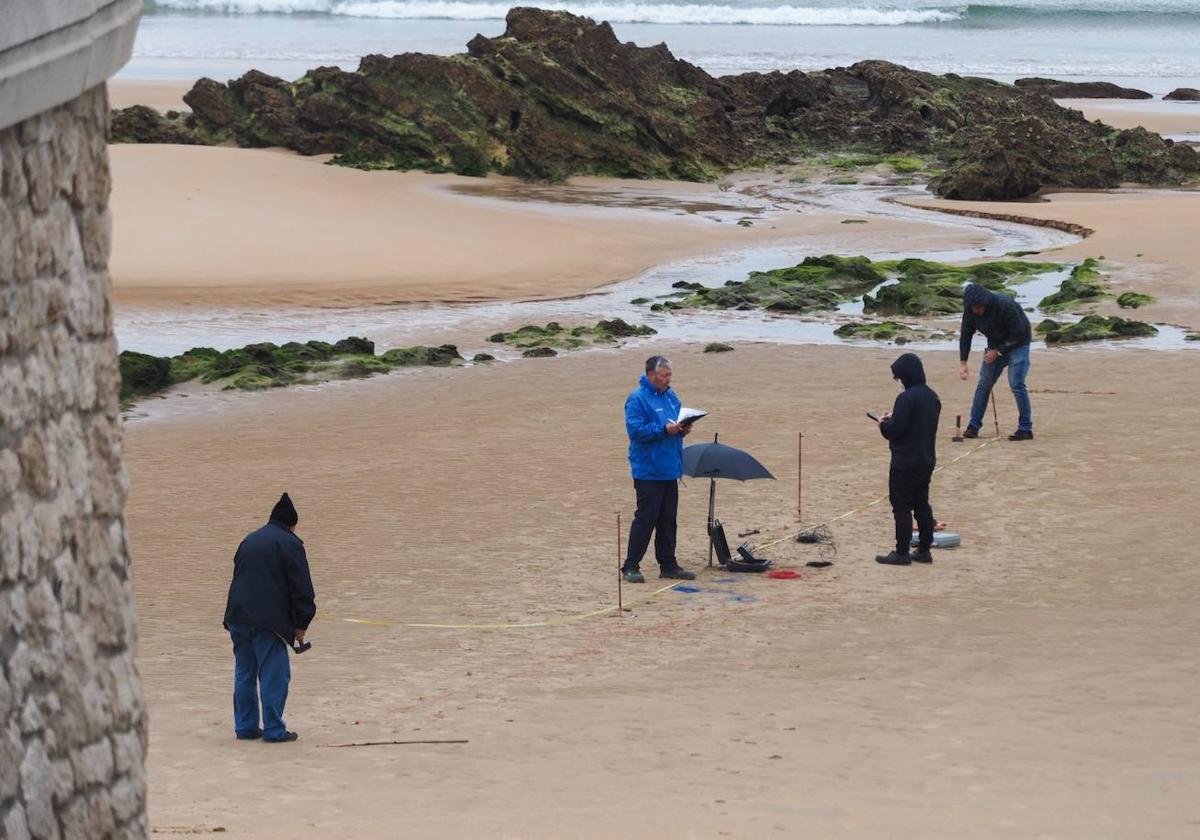 Fotografía tomada en marzo de 2022 con operarios de NEC analizando la playa de la Virgen del Mar.