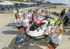 El equipo de Salvamento se presenta junto a una moto acuática con camilla de rescate para víctimas.