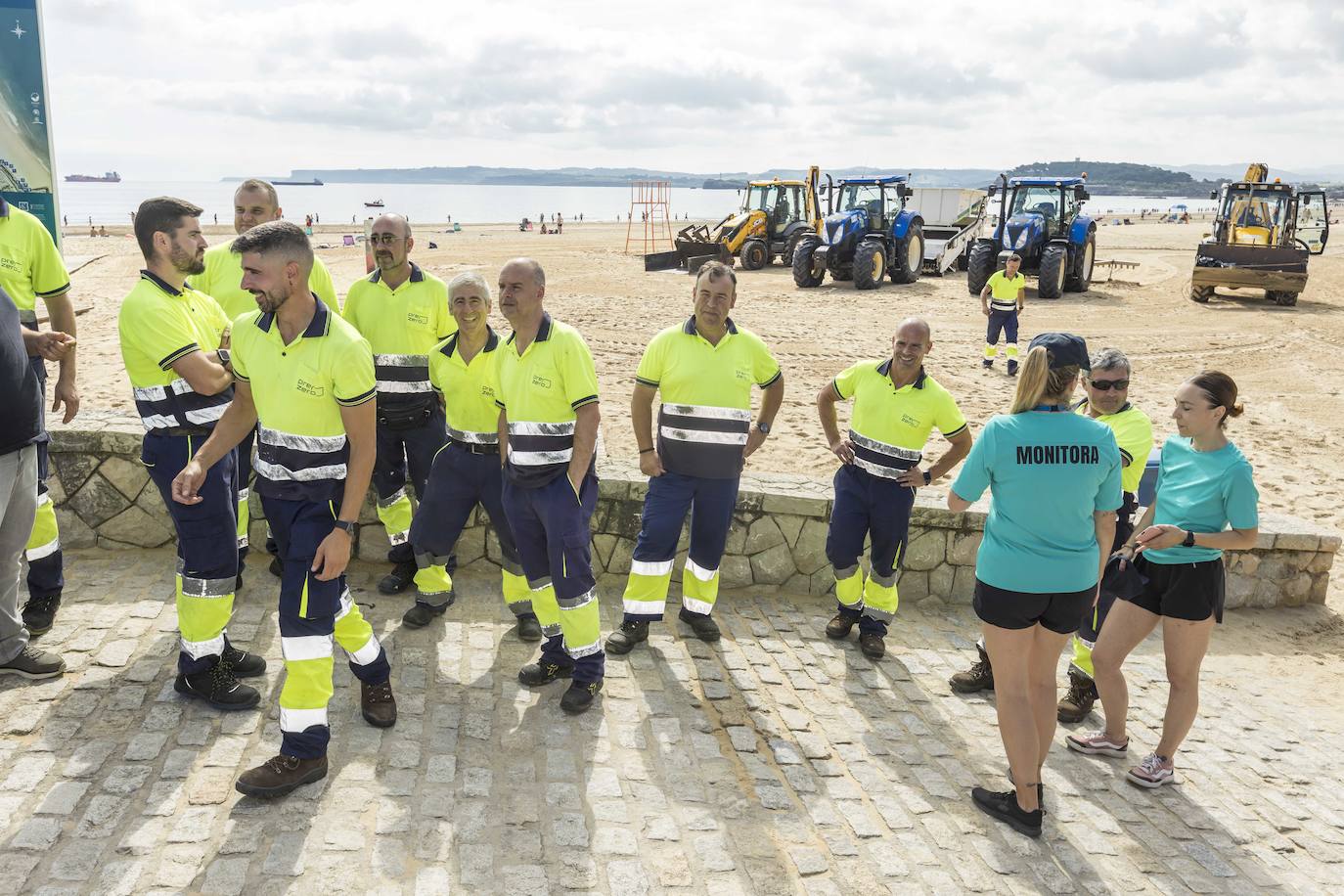 Los operarios que integran el dispositivo de limpieza especial de playas.