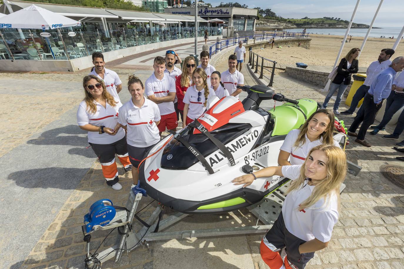 Los socorristas del equipo de Salvamento, que han iniciado el servicio de continuidad en las playas de Santander hasta el 15 de septiembre. Después, se reducirá el servicio a los fines de semana hasta que termine el mes. 