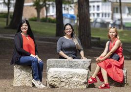 Mila Parra (izquierda), junto a Liscar Sandoval y Svetlana Kulik, en 'Los Pinares', en Santander.