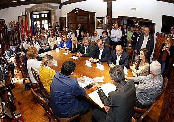 Pleno de toma de posesión en Santillana en 2019