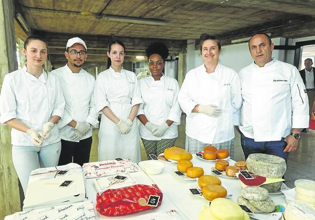 Facilitadores. Marina Cirlig, Lacen Ouaara, Ana Hernanz, Cándida Onguene y Rosa Toca, alumnos de la Escuela de Hostelería José Luis González del IESPeñacastillo, junto al profesor Eloy Galdeano, se encargaron de cortar y presentar las muestrasa a los miembros del jurado.