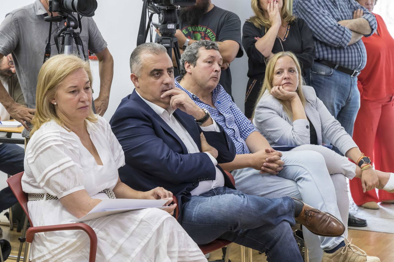 María José González Revuelta, Roberto Media, Íñigo Fernández e Isabel Urrutia, del PP, en la sala principal del Parlamento de Cantabria.