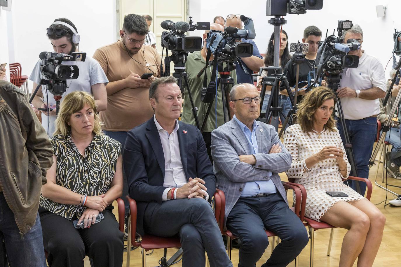 Rosa Díaz, Guillermo Blanco, Javier López Marcano y Paula Fernández, del PRC, En la sala principal del Parlamento de Cantabria.